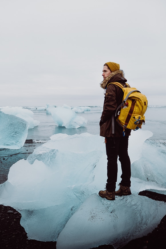 Comment photographier en hiver 17 homme en mentaux rouge prenant une photo sous la neige