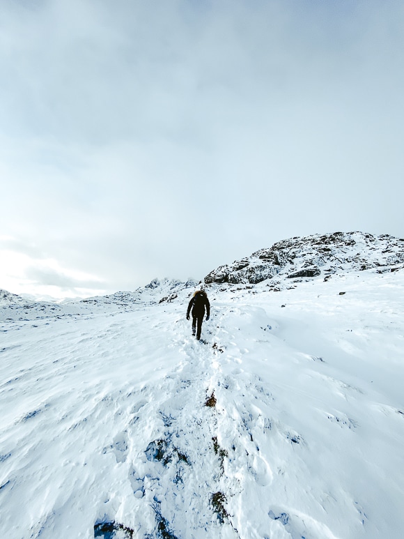 Comment photographier en hiver 18 homme tenue sur un morceau de glce