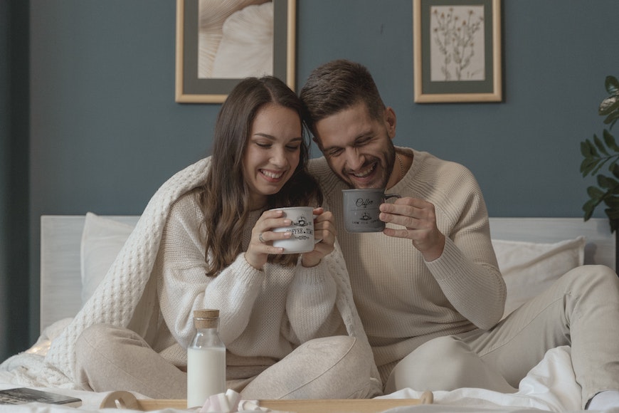 couple prenant leur café sur le lit