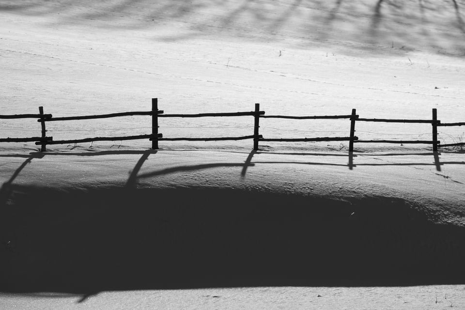 Comment réussir ses photos de paysage en hiver 20 neige clôture ombre