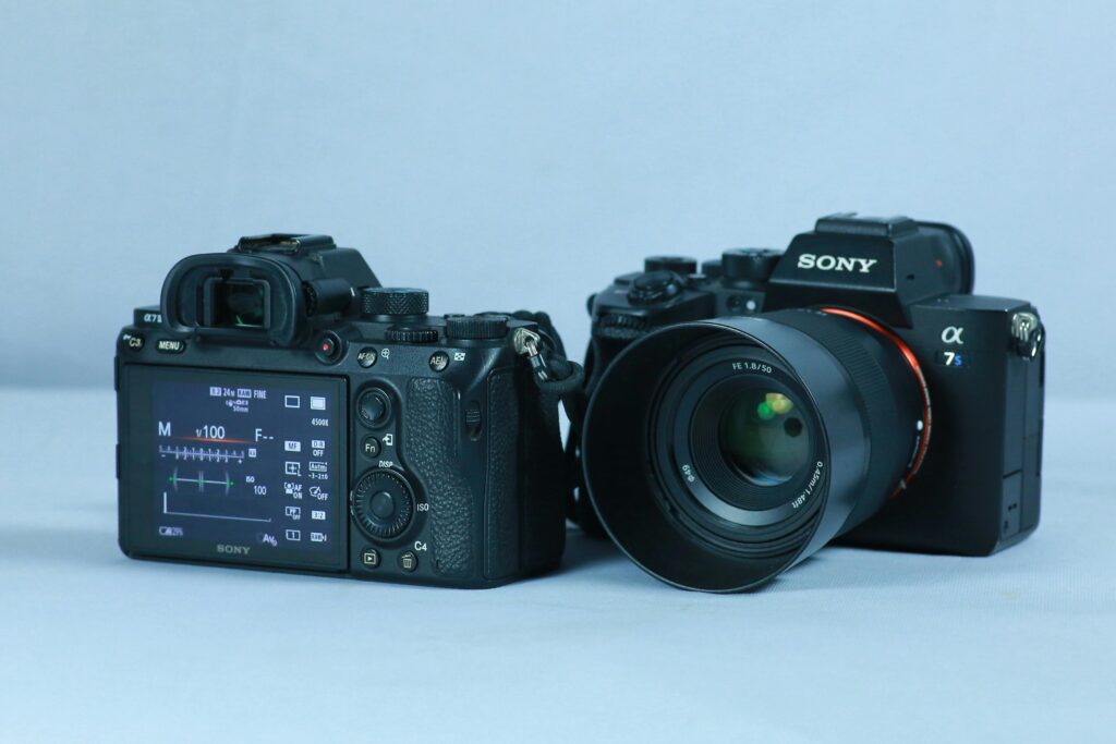 Vue rapprochée de plusieurs appareils photo professionnels alignés, montrant les différences de design et de performance entre les modèles
