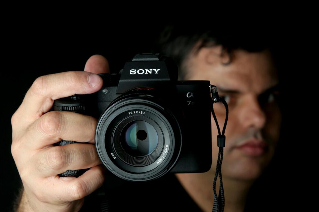 Sony A7 IV en main pendant un shooting portrait, mettant en valeur sa polyvalence et son autofocus de haute précision.