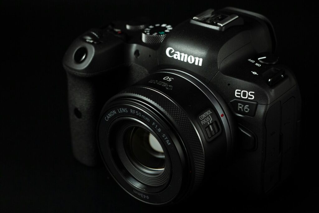 Appareil photo hybride Canon EOS R6 Mark II posé sur un trépied, idéal pour le reportage et la photo d’action grâce à son autofocus ultra-rapide et sa stabilisation 5 axes.