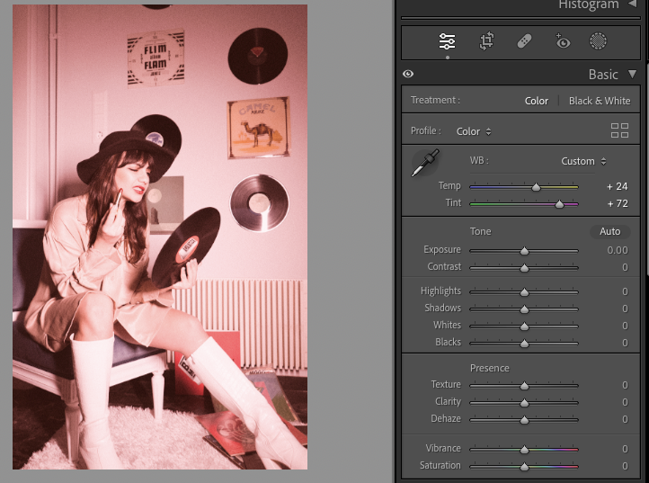 Comment Donner un Effet Vintage à Vos Photos avec Lightroom : Guide Pas à Pas 20 Une personne coiffée d'un chapeau tient un disque vinyle, assise dans une pièce décorée de plusieurs disques sur le mur. Un histogramme et des outils de retouche d'image sont visibles à droite de l'image.