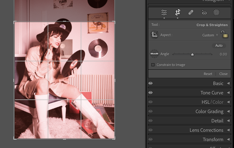 Comment Donner un Effet Vintage à Vos Photos avec Lightroom : Guide Pas à Pas 21 Une femme coiffée d'un chapeau et chaussée de bottes tient un disque alors qu'elle est assise à l'intérieur. Des disques vinyles sont fixés au mur derrière elle. L'interface d'un logiciel d'édition est affichée sur le côté droit de l'image