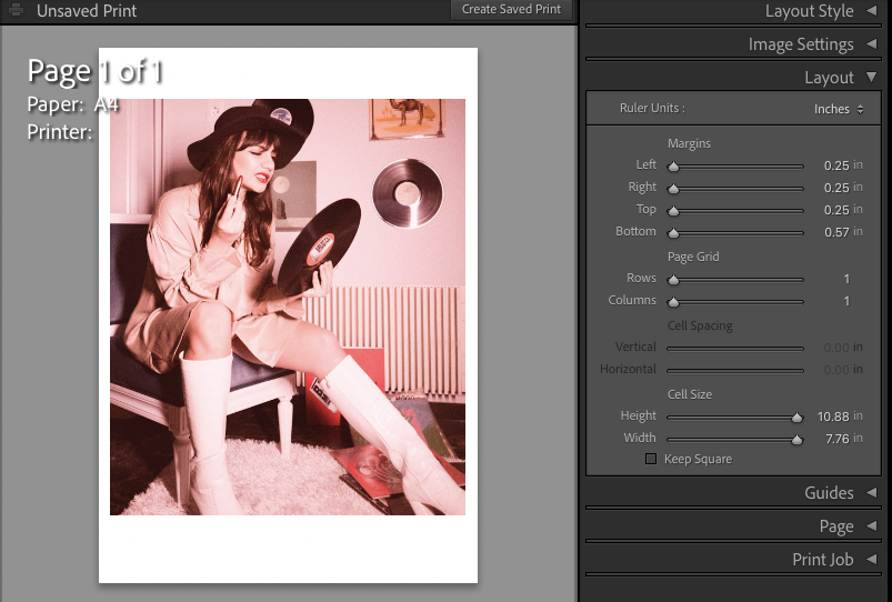 Comment Donner un Effet Vintage à Vos Photos avec Lightroom : Guide Pas à Pas 22 Une personne vêtue d'un manteau beige et de bottes blanches est assise sur une chaise et tient un disque vinyle. L'interface des paramètres d'impression est visible sur le côté droit.