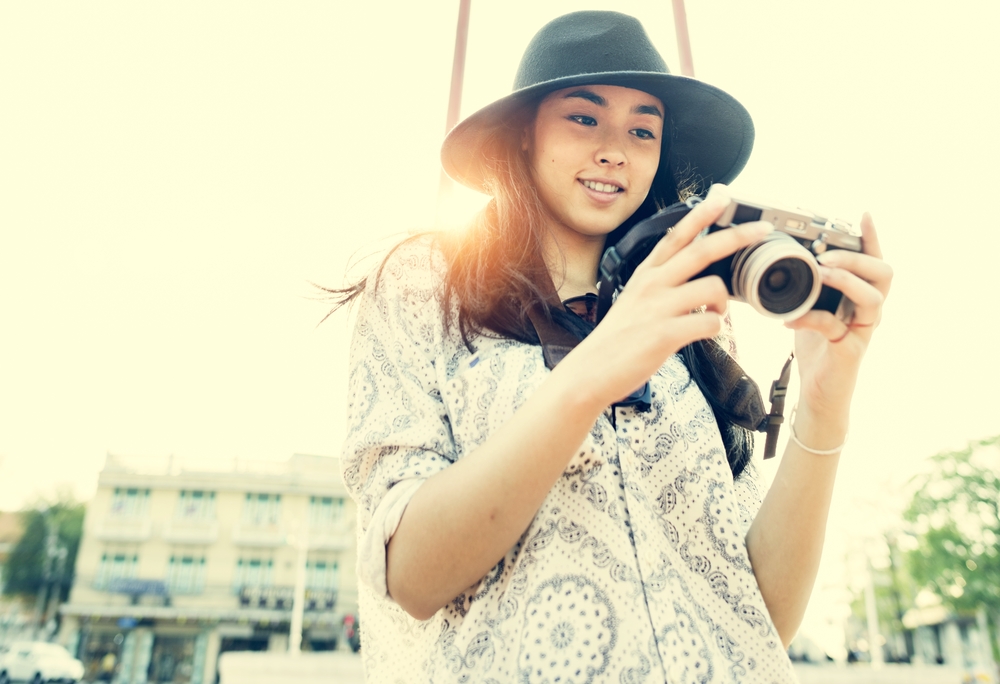 FEMME APPAREIL PHOTO HYBRIDE