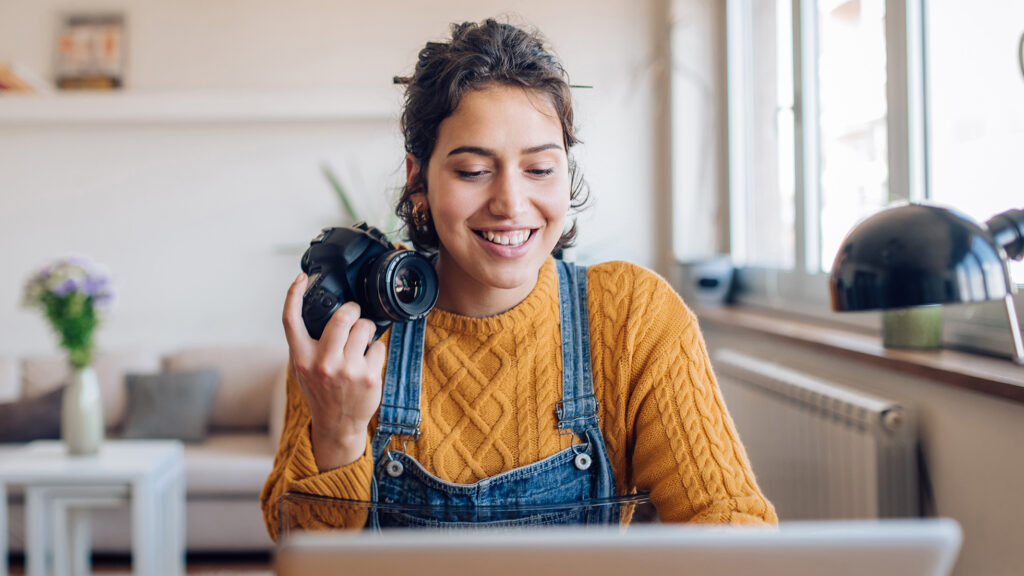 femme-tenant-Hybride pas cher pour photographie de voyage et vlogging