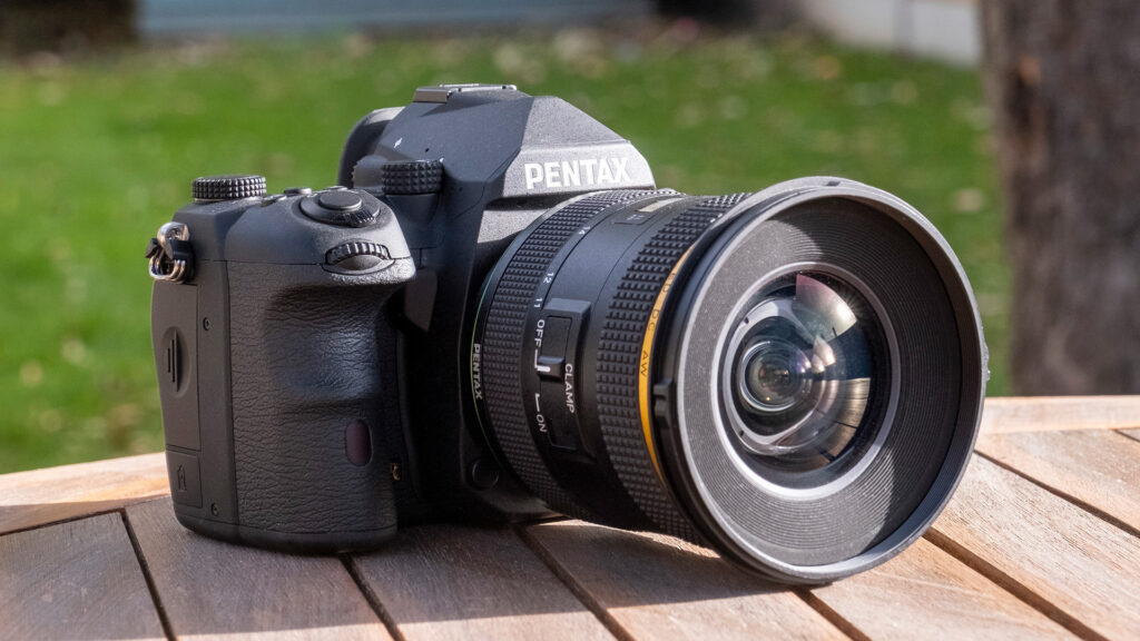 Pentax K-70 sur trépied lors d’un safari photo – reflex tropicalisé pour aventuriers