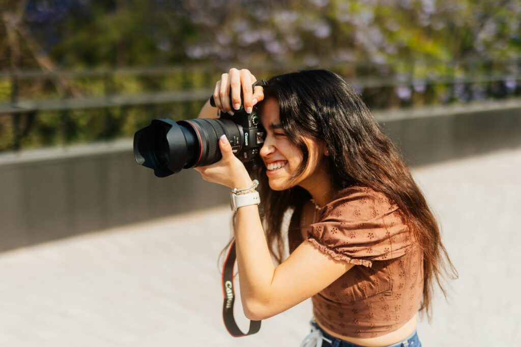 femme prenant une photo avec un reflex – capture instantanée du réel