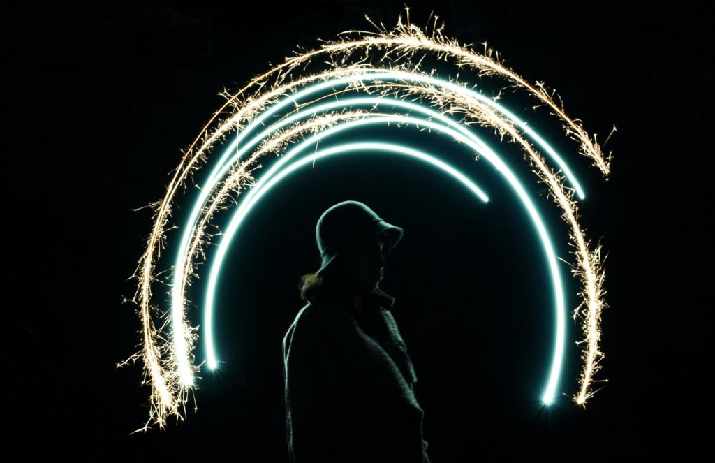 10 artistes de light painting à suivre en 2025 1 artiste de light painting