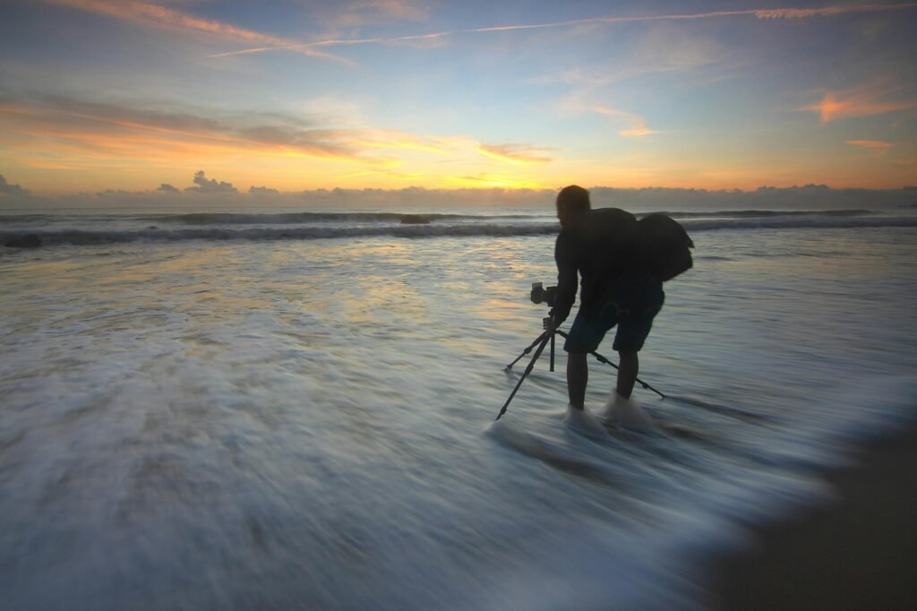 Appareil photo sur trépied capturant une pose longue, révélant le mouvement de l’eau et la stabilité parfaite de l’ensemble.