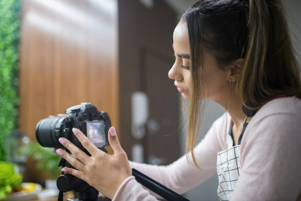 Vlogger reglant sa camera avec concentration pret a raconter une histoire authentique