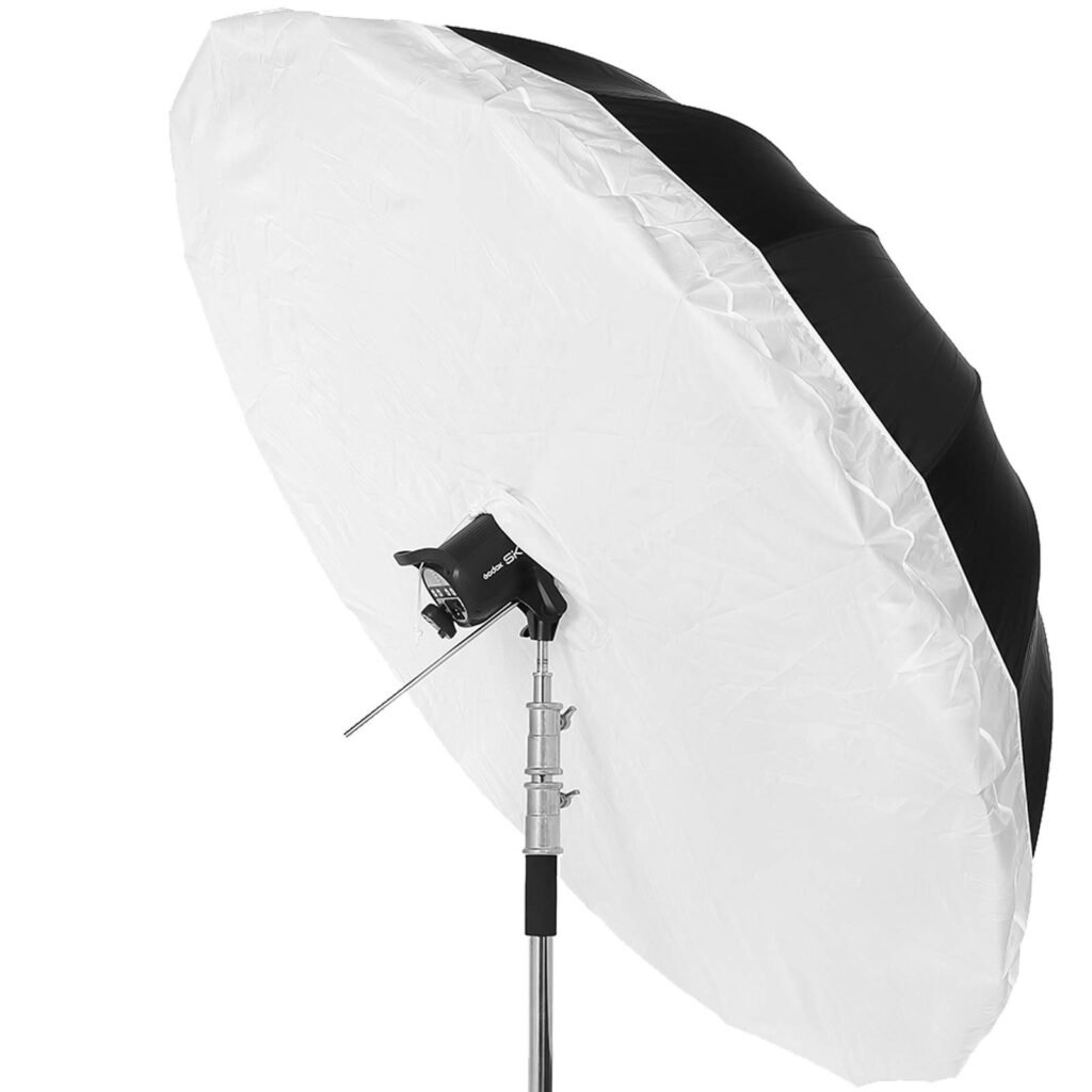 Flashs et Éclairage Photo pour Débutants – Comprendre, Choisir et Maîtriser la Lumière 4 Un flash de studio equipe dune grande softbox ou dun parapluie blanc