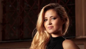 Accueil 1 Portrait photographique avec éclairage doux pour illustrer l'importance de la lumière artificielle pour les débutants